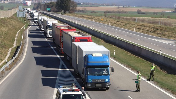 Zúfalí pekári, obchodníci i výrobcovia potravín: Kolóny im môžu spôsobiť obrovské škody