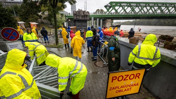 Protipovodňové zábrany sú osadené, Staré Mesto zatvára niektoré záhrady