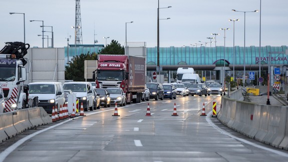 Novozavedené kontroly: Na hraničných priechodoch do Rakúska sú už kolóny