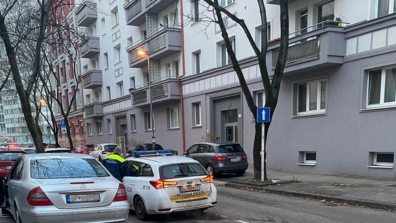 Absurdita parkovacej politiky: Neplatiaci vodiči dostali na autá nálepky s výstrahou a rezidentka papuču!