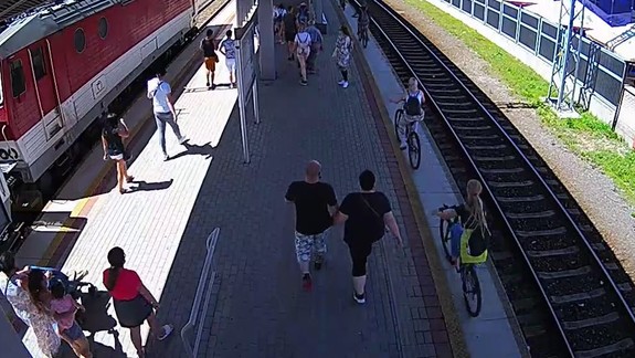 Zhrození železničiari: Po staniciach i tesne vedľa koľajiska sa preháňajú cyklisti