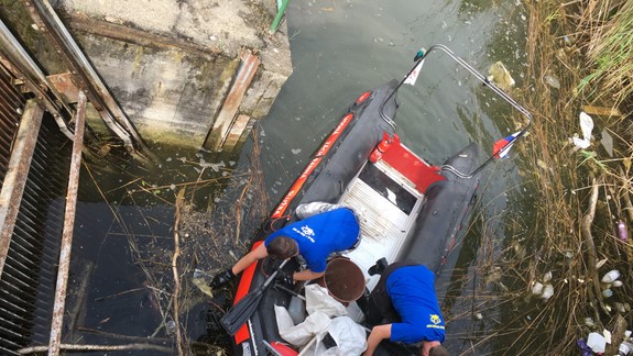 VIDEO a FOTO: V Petržalke dnes od rána čistili Chorvátske rameno:  Aký rôzny odpad potápači vylovili?