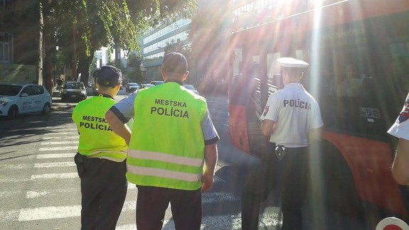 Fajčiari, vodiči, taxikári. Mestskí policajti rozdávali pokuty