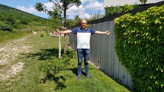 Naštvaní ľudia v Rači: Mesto ide budovať asfaltku cez vinohrady, len 2 m od nášho domu a ihriska