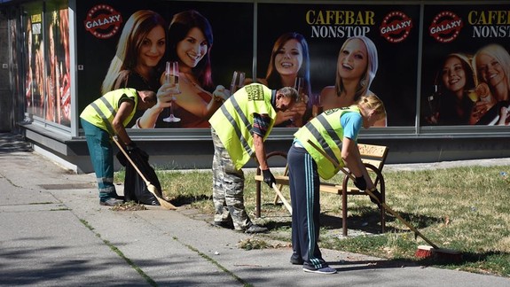 Desiatky ľudí bez domova pravidelne čistia okolie Hlavnej stanice