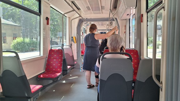 Zvrhlík v električke: Cestujúcich sa dotýkal obnaženým údom