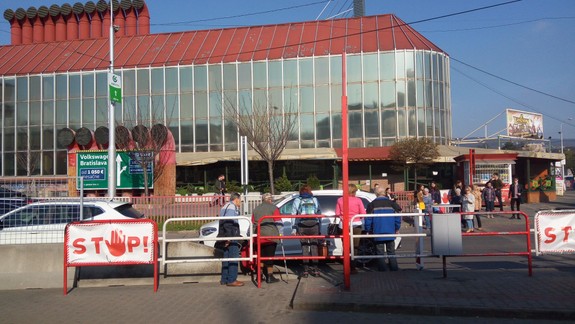 VIDEO a FOTO: Chaos na Trnavskom mýte - chodci obchádzajú osadené zábrany, nakrútili sme i nebezpečný pád ženy na ceste