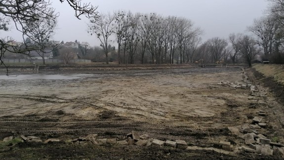 Rekonštrukcia vodnej nádrže Mláka pokračuje aj odstraňovaním bahna