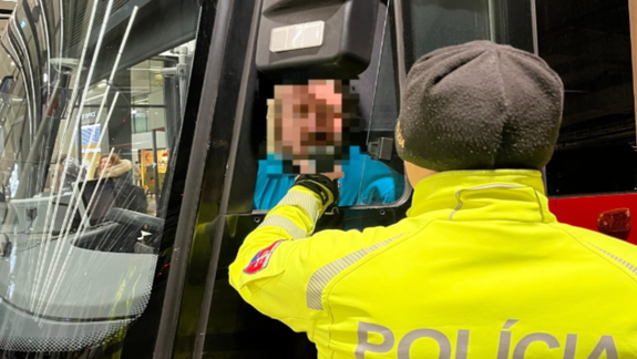 Policajti zastavili na diaľnici opitého kamionistu: Nafúkal 1,5 promile