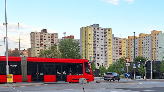 V Petržalke sa zrazila električka s osobným autom, na križovatke nefungovali semafory