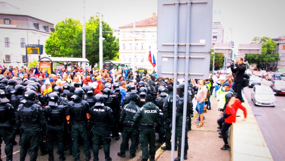 Polícia počas protestov zadržala troch ľudí, jedným z nich má byť poslanec parlamentu