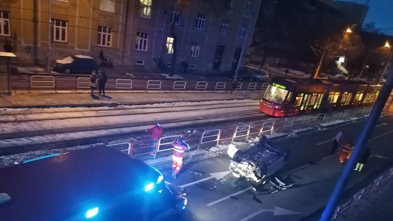 Pri hrozivo vyzerajúcej nehode na Vajnorskej prevrátil vodič svoje auto na strechu!