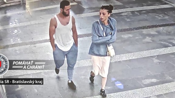 Nepoznáte túto dvojicu? Podľa polície muž žene stiahol z ramena kabelku a udrel ju päsťou do tváre!