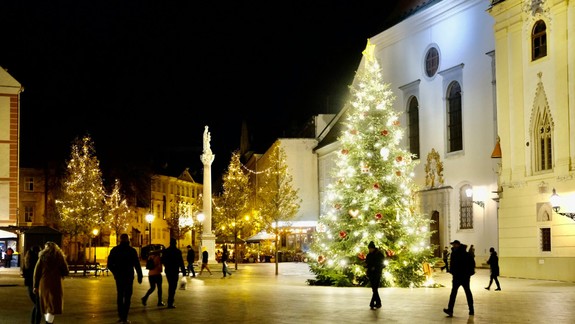 FOTO: Bratislava investovala do novej vianočnej výzdoby - ako sa vám pozdáva?