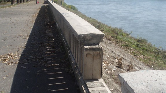 Z Dvořákovho nábrežia miznú stĺpy osvetlenia