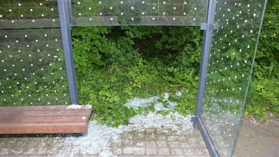 Neznámy vandal rozbil sklenenú výplň na zastávke MHD, pátrajú po ňom policajti