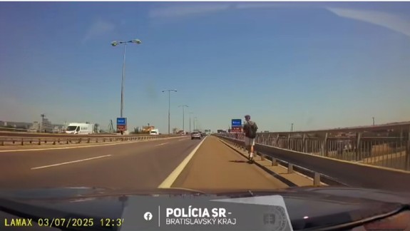 Po diaľnici D1 "uháňal" kolobežkár i vozičkár, dostali pokutu