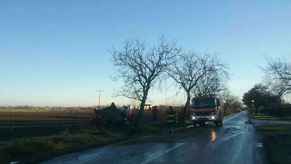 FOTO: Pri Tomášove vyletelo z cesty osobné auto a prevrátilo sa!