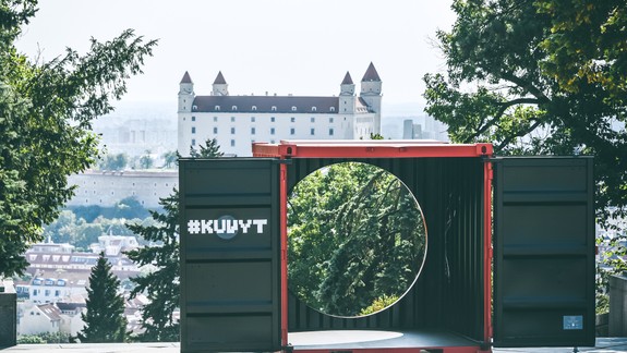 Kuvyt prevezú vrtuľníkom z Tyršovho nábrežia do areálu bývalého PKO