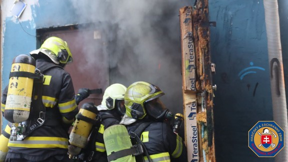 Na Čmelíkovej horela ráno garáž, ktorú obývajú ľudia bez domova