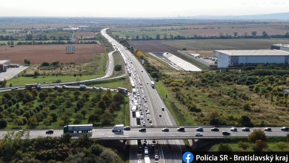Na D1 smerom do Trnavy sa pre nehodu tvorí osemkilometrová kolóna