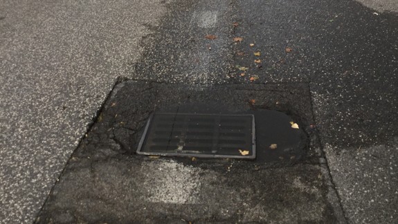 Upchatý kanál na Kramároch strpčuje život chodcom i vodičom. Magistrát sľubuje nápravu