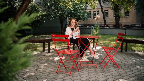 Červené stoličky miznú z ulíc. Opäť si na ne budete môcť sadnúť v apríli