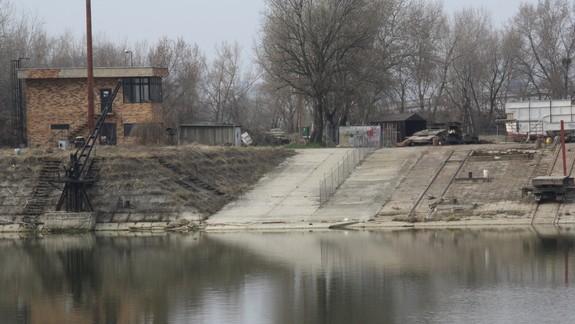 Policajti s hasičmi zachraňovali muža, ktorý chcel skočiť do Dunaja. Jeho reakcia bola nepochopiteľná!