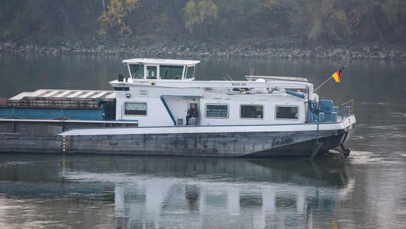 Na Dunaji pri River Parku uviazla na plytčine nákladná loď