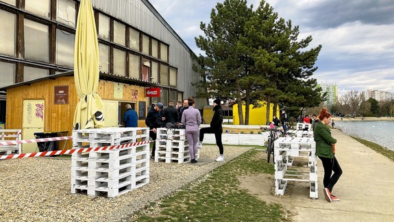 Príbehy smutnej doby: Zachraňuje nás bufet pri Draždiaku, do teplého počasia vkladáme veľké nádeje