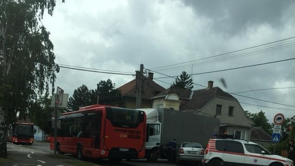 FOTO: Vo Vajnoroch sa zrazilo nákladné auto s autobusom MHD i osobným vozidlom - radšej sa im vyhnite!