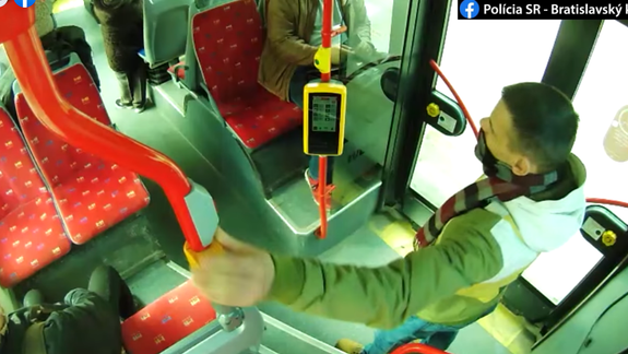 Nepoznáte ho? Neznámy páchateľ rozbil výplň na dverách autobusu bratislavskej MHD
