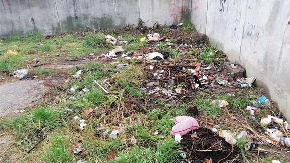 VIDEO: Neporiadok, výkaly a drogovo závislí. Čo sa skrýva za nenápadným múrom vedľa Trnavského mýta?