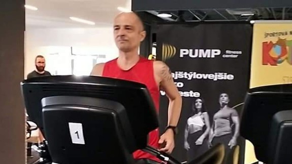Podarí sa? V sobotu sa ultramaratónec Michal Šuľa pokúsi pokoriť rekord v behu na 100 km na bežeckom páse