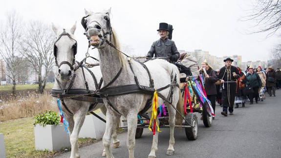 FOTO: Petržalkou kráčal fašiangový sprievod masiek