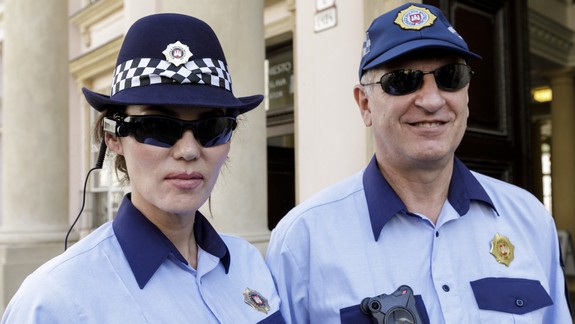 FOTO: Mestskí policajti idú testovať telové a tvárové kamery - budú ako z Matrixu...