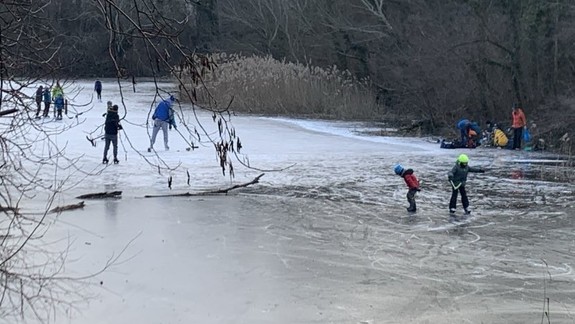 Záchranár radí: Čo robiť, ak sa pod niekým preborí ľad?
