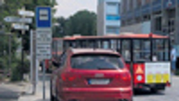 Na promenáde parkujú autá aj vláčik