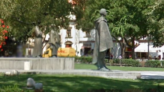 Čo sa to deje? Párik súložil za bieleho dňa na Námestí SNP, na Trnavskom mýte sa na zastávke MHD odhaľovala žena