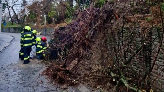 Na Šulekovu v Starom Meste sa zosunula časť svahu