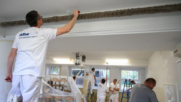 Maliari dnes pomohli skrášliť školu pre hendikepovaných v Petržalke