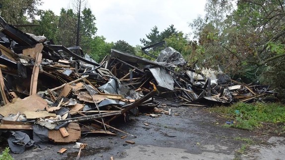 Ľahli popolom: Po požiari na Rožňavskej ostala z unimobuniek iba takáto hŕba odpadu
