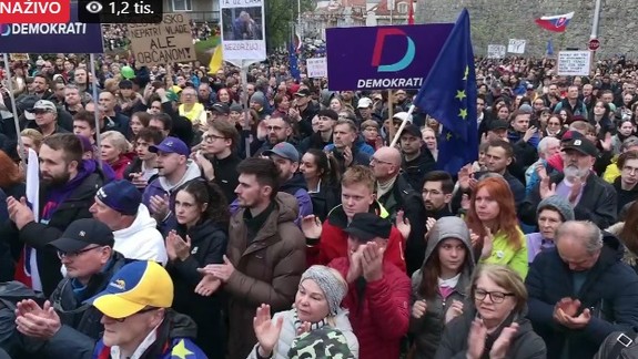 Pred budovou NR SR sa koná opozičný protest proti návrhu zmien pri voľbe zo zahraničia