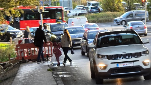 Nepríjemné prekvapenie: Na Ulici Janka Alexyho museli chodci po ceste obchádzať nepovolenú rozkopávku