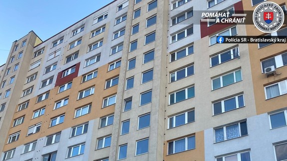 Tragédia v Petržalke: Mladík vyskočil z okna na siedmom poschodí
