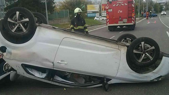 Nehoda na Lamačskej ceste: Auto skončilo prevrátené na streche