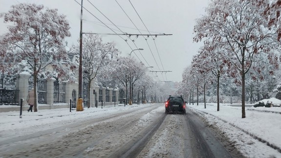 Vallo: Prioritou je odhrnúť a posypať do rána čo najviac chodníkov