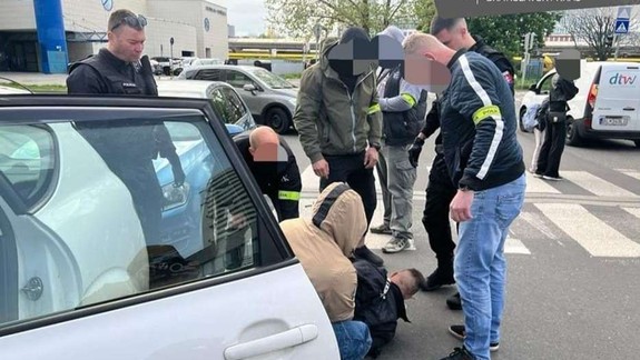 Už ho majú. Zadržali lupiča, ktorý pomocou dymovnice prepadol záložňu