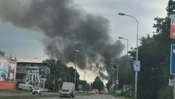 VIDEO a FOTO Rožňavská v plameňoch: Horeli unimobunky, hasiči mali plné ruky práce