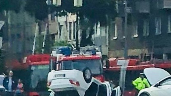FOTO: Na križovatke Záhradníckej a Karadžičovej sa prevrátilo auto na strechu